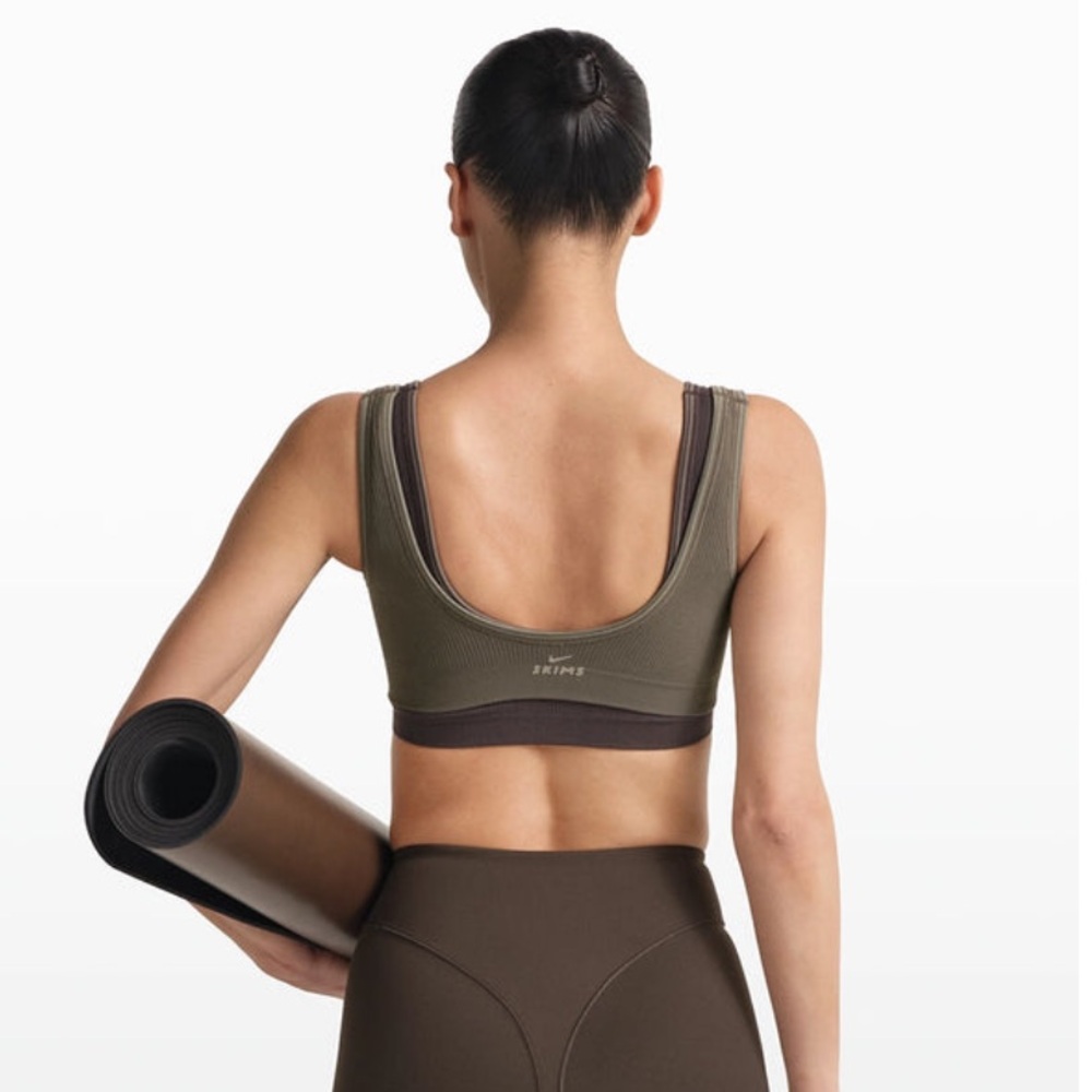NIKESKIMS RIBBED SEAMLESS MICRO SCOOP BRA DUSTY OAKMOSS - Picture 3 of 6